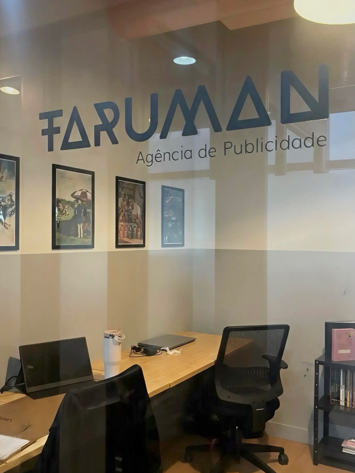 Sala da Taruman com a marca aplicada à divisória de vidro